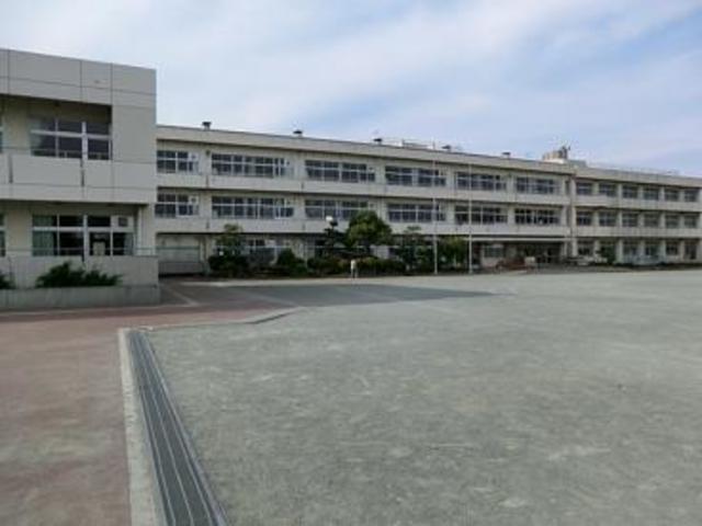 【伊勢原市白根のマンションの小学校】