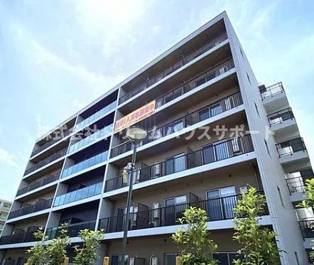 【横浜市金沢区富岡東のマンションの建物外観】