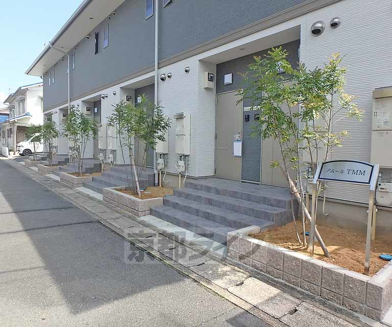 【京都市西京区山田弦馳町のアパートのエントランス】