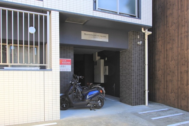 【松山市木屋町のマンションのエントランス】