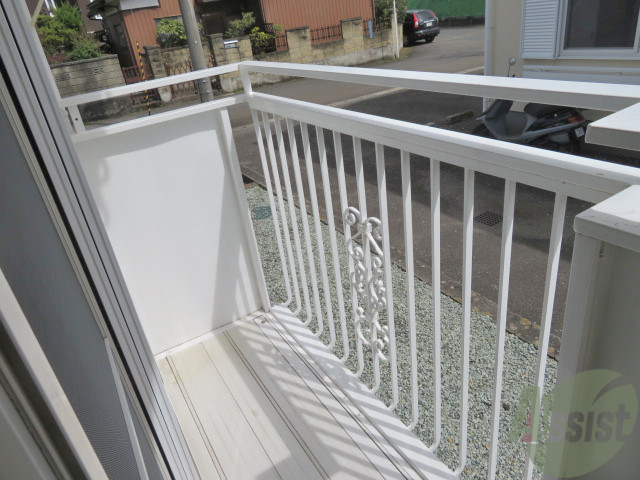 バルコニー　少し小さくても洗濯物はちゃんと外に干せますよ。