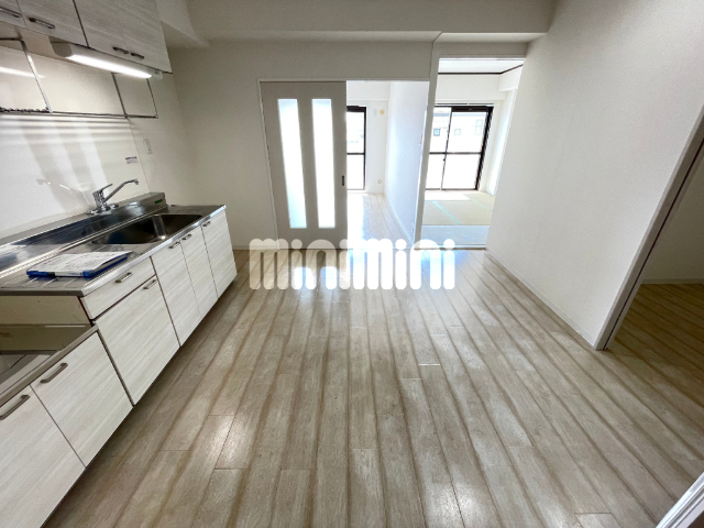 居室・リビング　白を基調とした明るいお部屋です