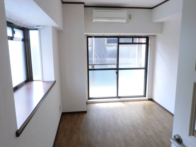 居室・リビング　二面採光の明るいお部屋です