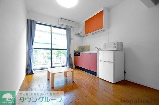 居室・リビング　家具付きのお部屋です。仕様が異なる場合があります。