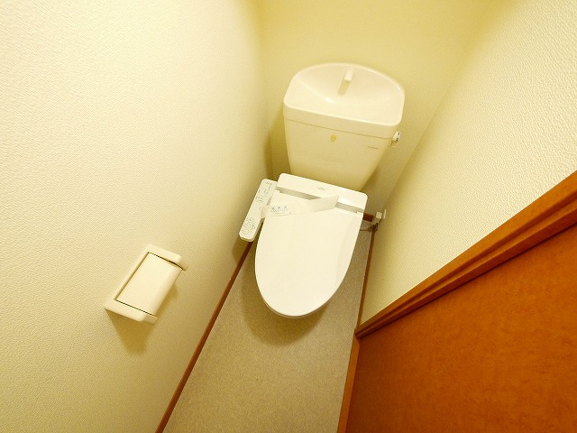 トイレ　落ち着いた色調のトイレです