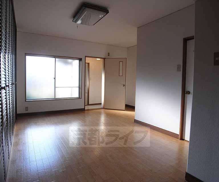 居室・リビング　約１０帖の広々した洋室です。