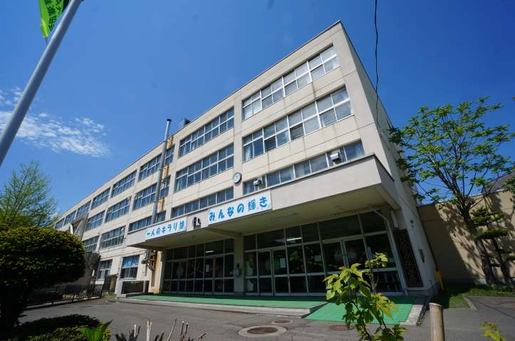 小学校　札幌市立ひばりが丘小学校（小学校）まで606m