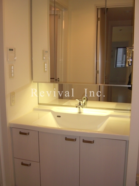 洗面設備　身だしなみチェックに欠かせない独立洗面台