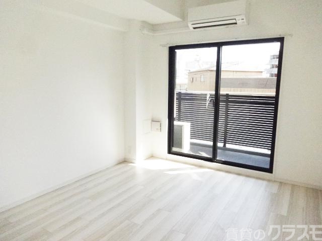 居室・リビング　白を基調とした清潔感のある室内♪