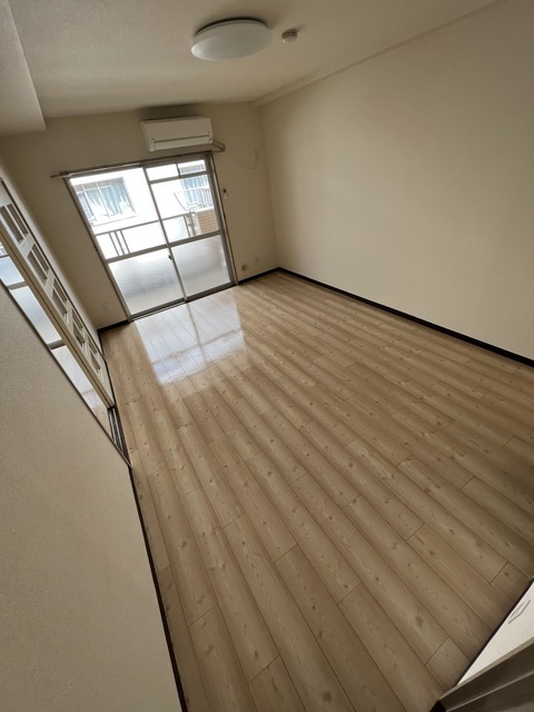 居室・リビング　写真は別部屋のものです。