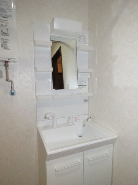 洗面設備　独立洗面台あり、毎朝おしゃれに忙しい女性の方におすすめです