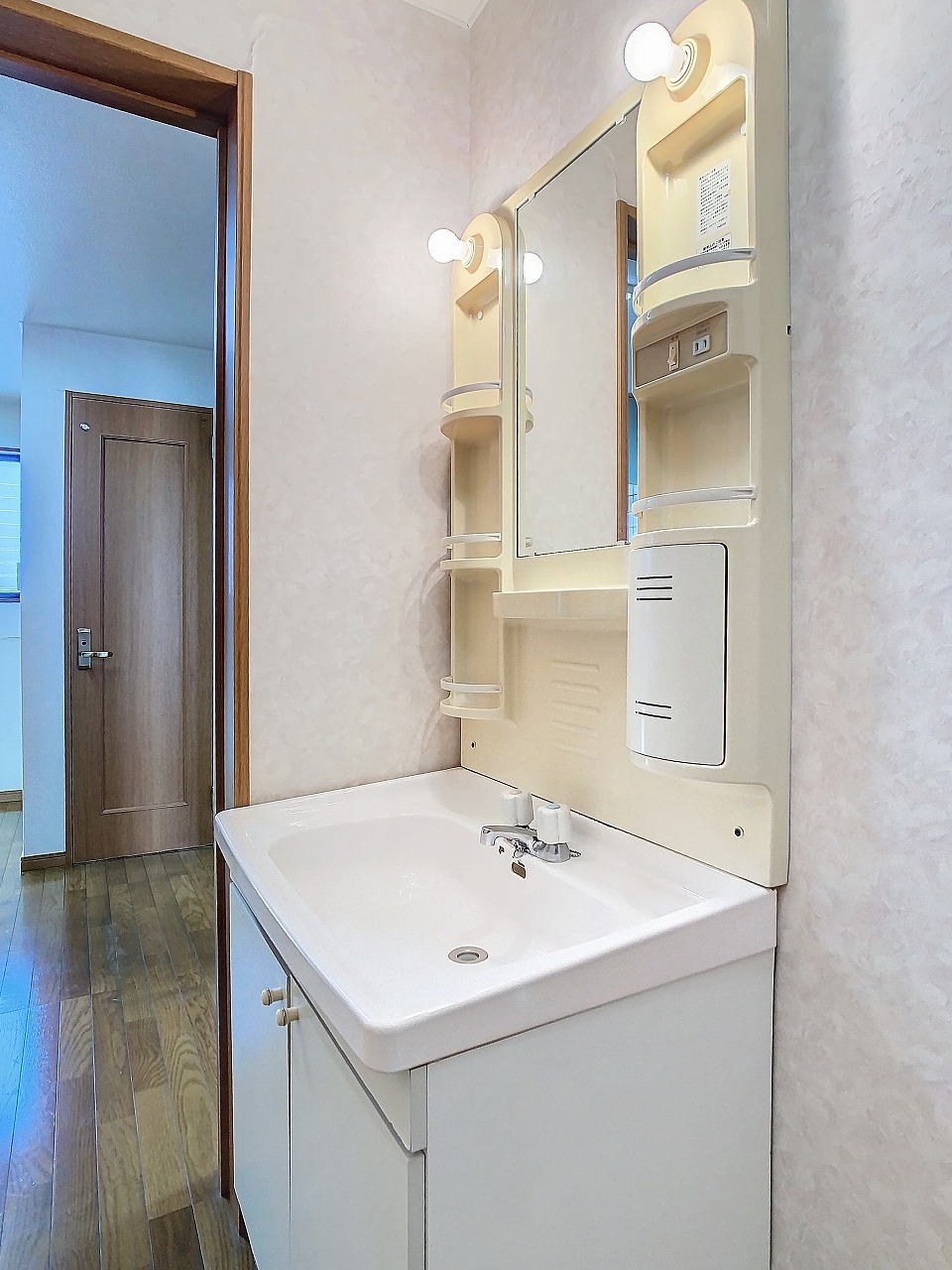 洗面設備　別号室の写真。写真・図面と現況に差異がある場合、現状優先。