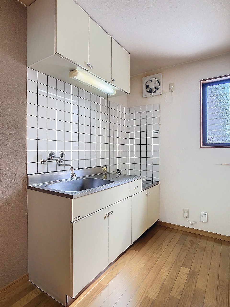 キッチン　別号室の写真。写真・図面と現況に差異がある場合、現状優先。