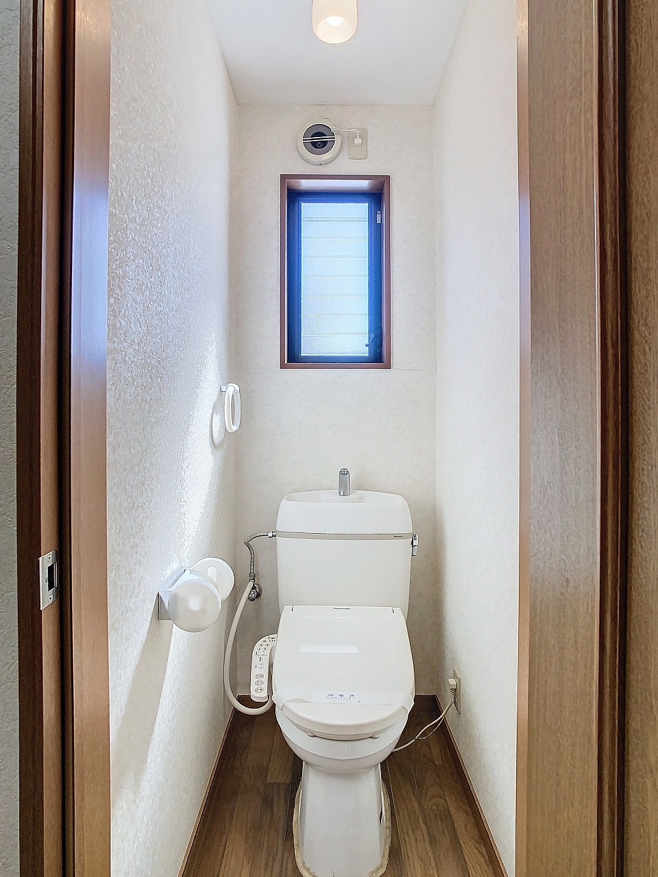 トイレ　別号室の写真。写真・図面と現況に差異がある場合、現状優先。