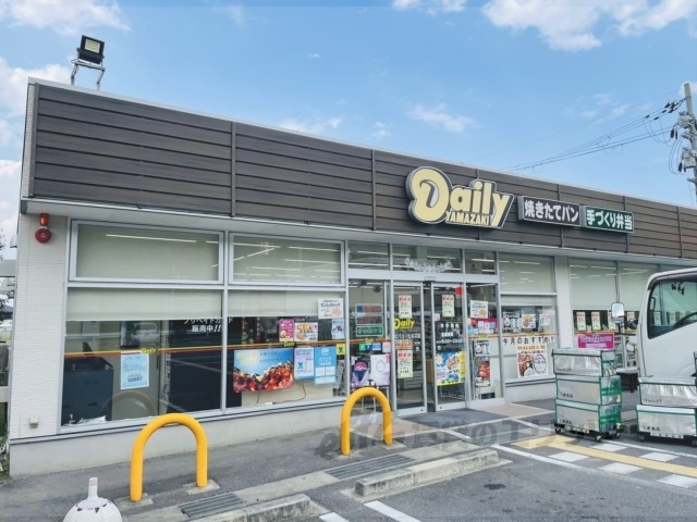 コンビニ　デイリーヤマザキ奈良ビバリーヒ（コンビニ）まで1700m