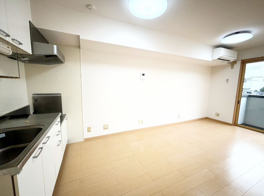 居室・リビング　別号室の写真となります（現状を優先します）