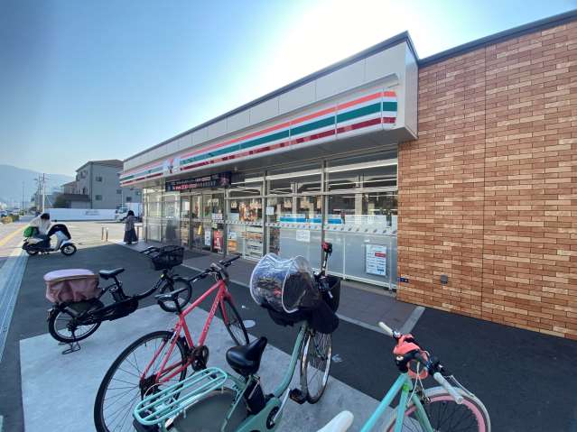コンビニ　セブンイレブン（コンビニ）まで142m