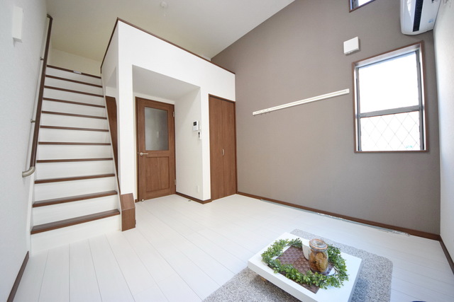 居室・リビング　☆天井が高く開放感があります☆