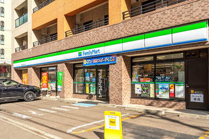 コンビニ　ファミリーマート札幌北9条西2丁目店（コンビニ）まで88m