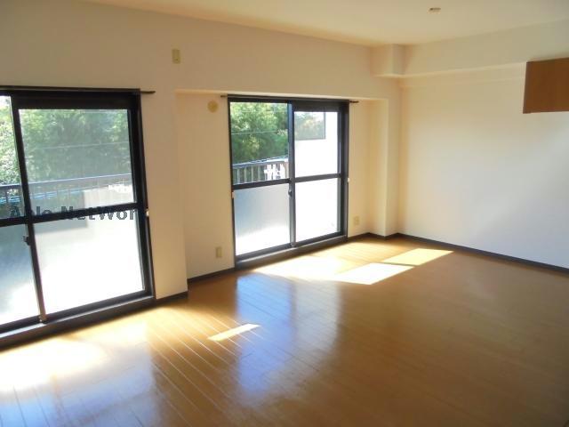 居室・リビング　同物件別部屋