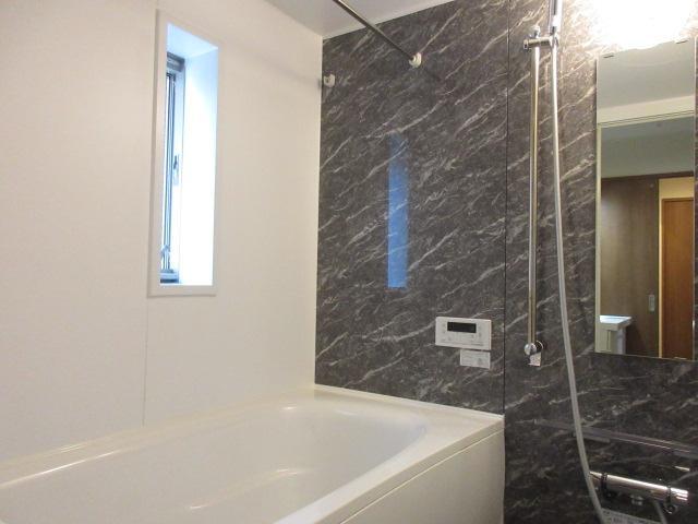 バス・シャワールーム　嬉しい追い焚き・浴室乾燥機付きです♪