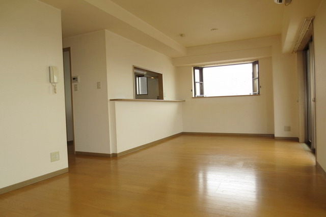 居室・リビング　出窓から心地よい風が通ります。