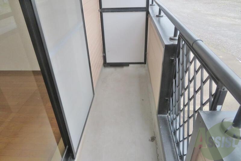 バルコニー　貴重な晴れた休日は布団干しも出来ますね。部屋でまったり？