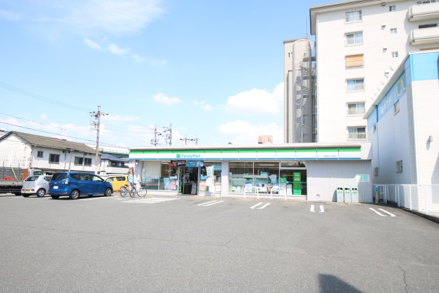 コンビニ　ファミリーマート　鳥見町二丁目店（コンビニ）まで200m