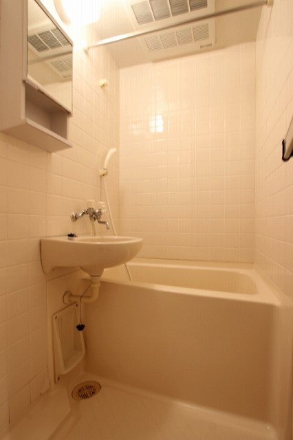 バス・シャワールーム　同物件別号室のものです。