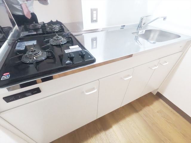 キッチン　2口キッチン変更いたします。スペースが広いのは嬉しいですね