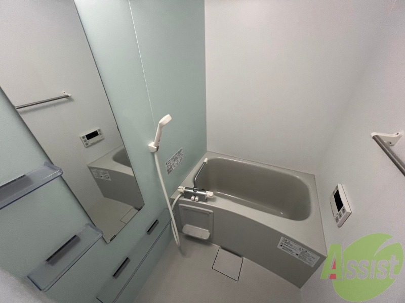 バス・シャワールーム　浴室は追い炊き機能付きになっているのでとても快適です。