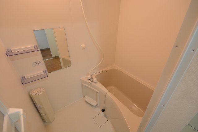 バス・シャワールーム　シンプルなバストイレセパレートタイプの浴室です☆