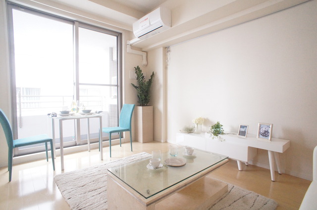 居室・リビング　明るい色合いのフローリングが優しい雰囲気の室内です☆