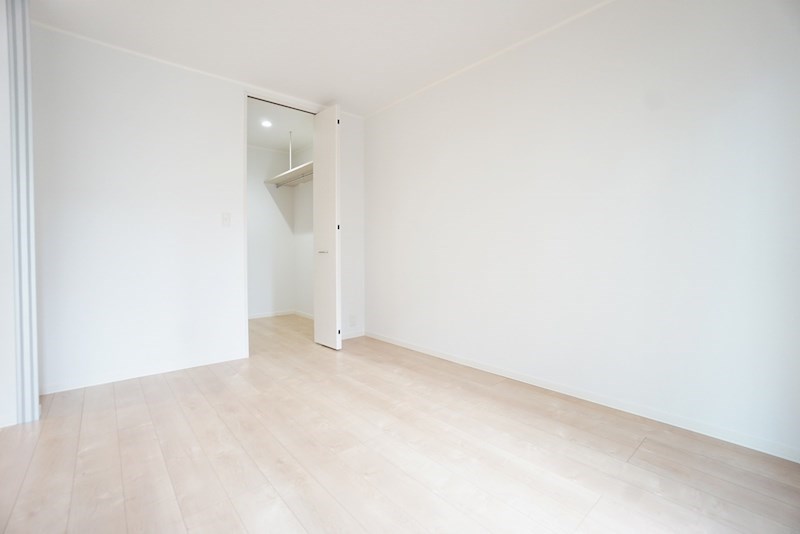 その他部屋・スペース　奥行きのあるウォークインクロゼットのある寝室