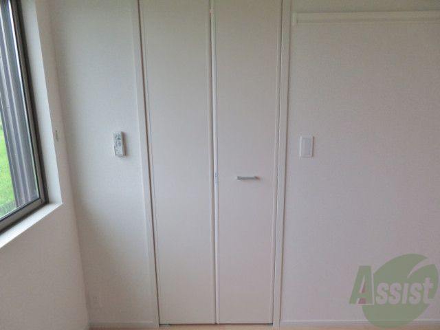 収納　ウォークインクローゼットには、服が沢山収納可能ですね。