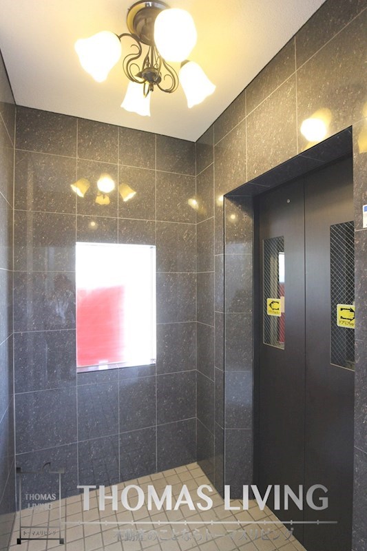 ロビー　エレベーターがあります。