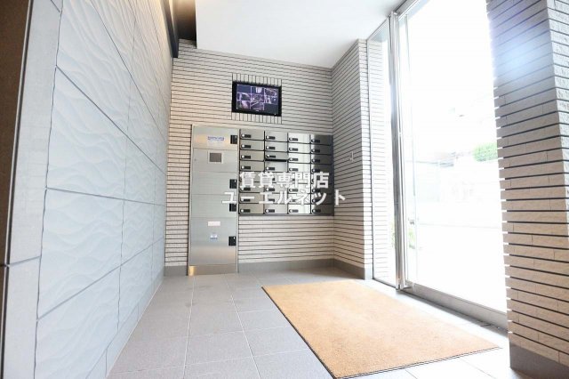 エントランス　毎日通る場所だからこそ、洗練された空間に