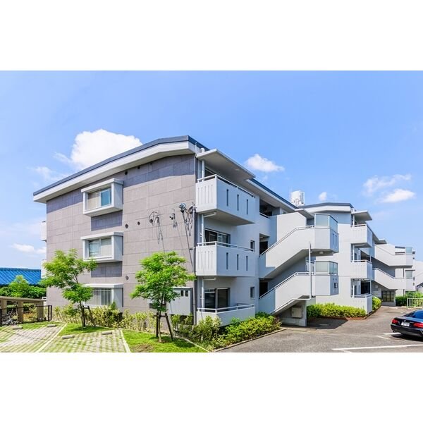 建物外観　重厚感のある大きい建物。