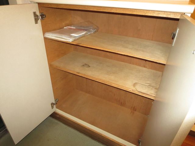 居室・リビング　出窓付きで明るいお部屋です。