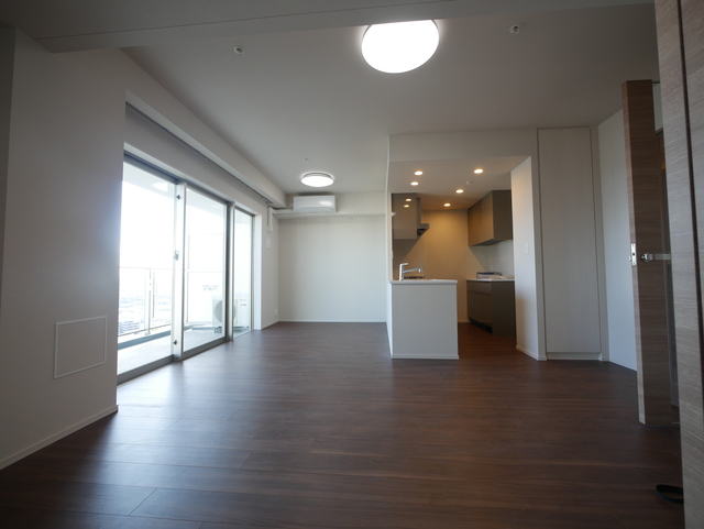 居室・リビング　★窓の大きい明るい広々リビングです★