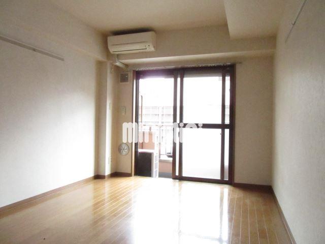 居室・リビング　広々洋室。１階ですが日当り良好。