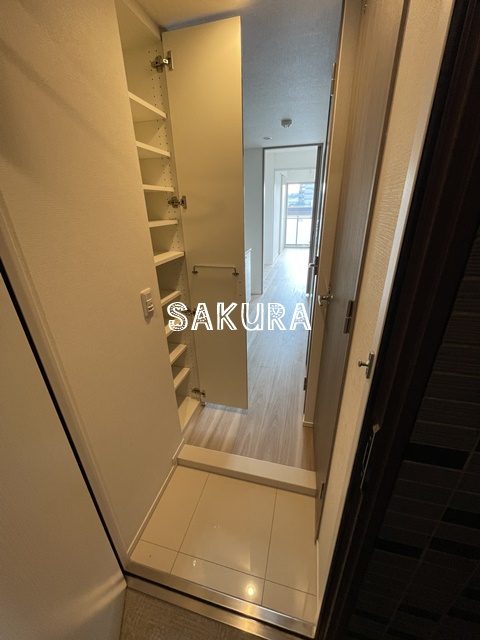 玄関　人感センサー付き・シューズボックス付き♪