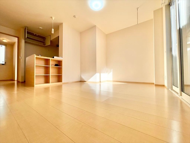 居室・リビング　同一建物内１０３号室内装写真転載