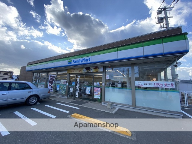 コンビニ　ファミリーマート（コンビニ）まで21m