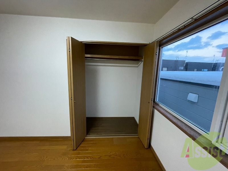 収納　クローゼットは奥行きもあり、荷物が多い方でも安心です。