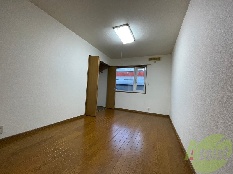 その他部屋・スペース　寝室はこちらです。光が差し込む、温かみのあるお部屋です。