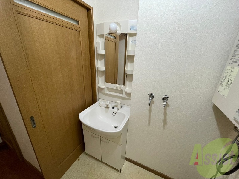 洗面設備　大きくて使いやすそうな独立洗面台になっています。