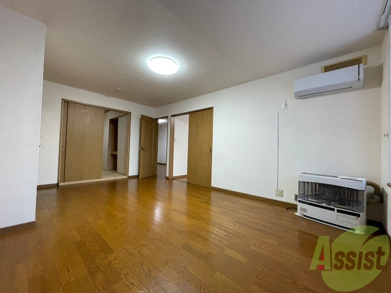 居室・リビング　木目のフローリングは落ち着きのある印象のお部屋になりますね。