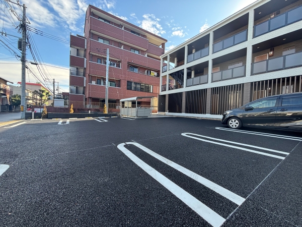 駐車場　駐車区画も広めにとってありますので、安心に駐車できます。