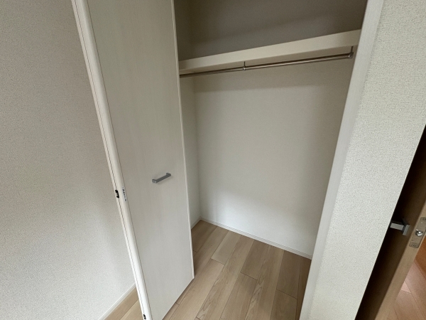 収納　パイプハンガーが設置されてます。コートやスーツ、洋服の収納◎